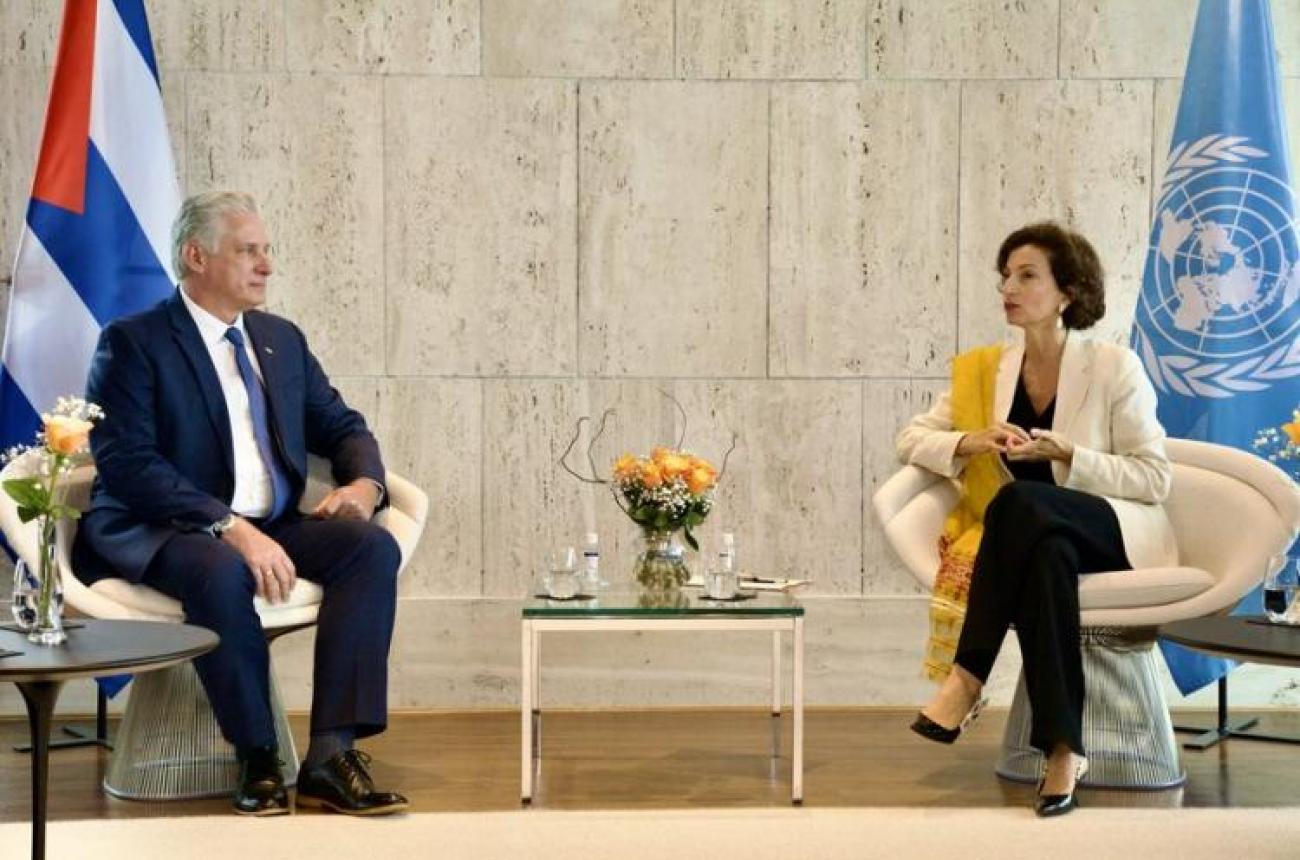 En el marco de su participación en la Cumbre para un Nuevo Pacto Financiero Mundial, que tiene lugar en París, el Presidente cubano visitó la sede de la UNESCO y se reunió con su directora general, Audrey Azoulay.