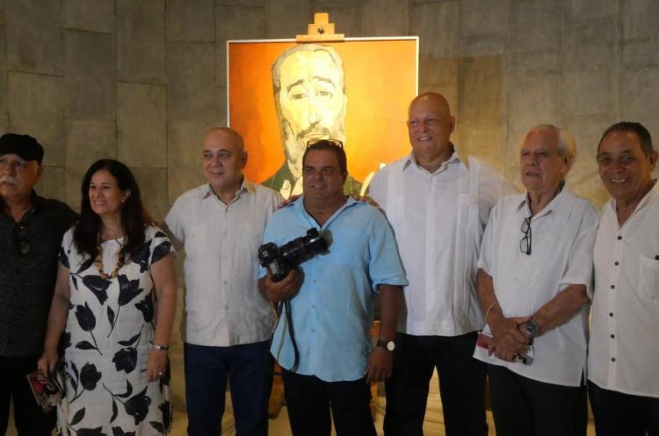Inauguran exposición fotográfica "Las manos de Fidel"