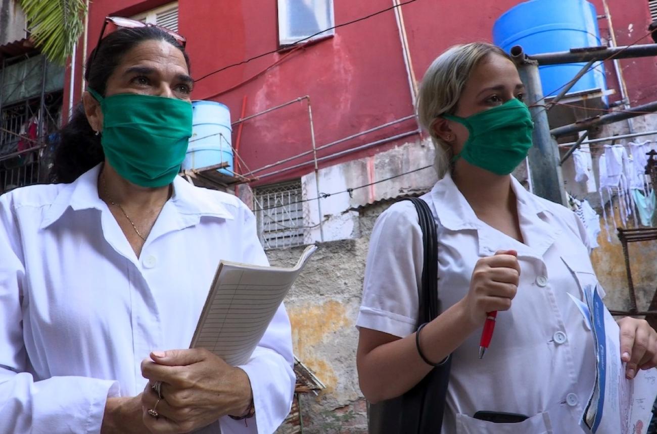 Médicos cubanos haciendo pesquisas en medio de la pandemia de Covid-19. AFP