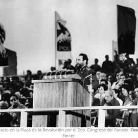 Fidel en el acto en la Plaza durante el ll Congreso