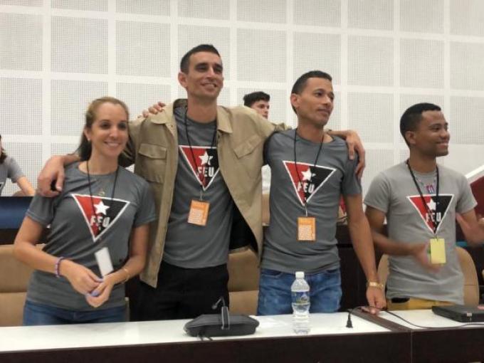 Jóvenes militantes de la FEU en la selebración del X Congreso