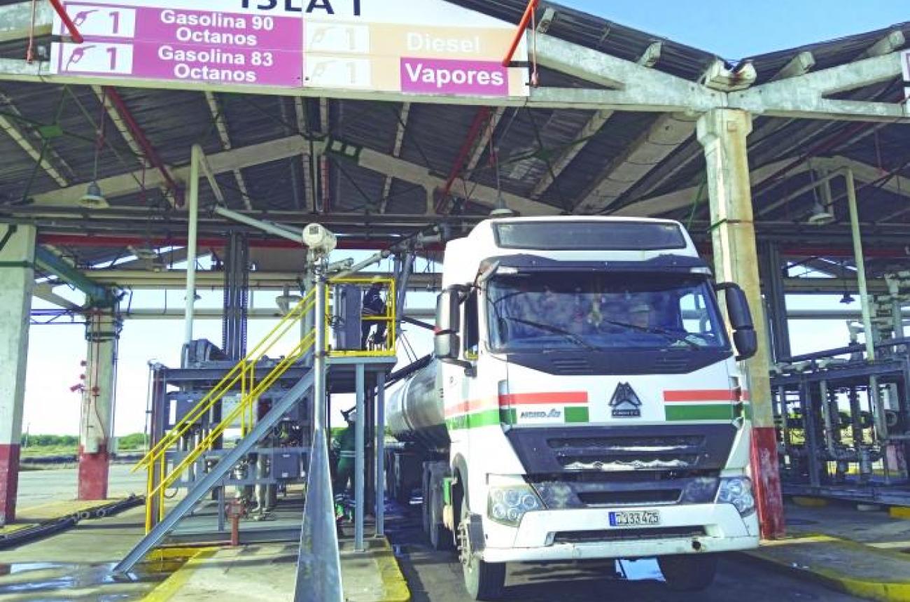 Se distribuyen 800 toneladas diarias de combustibles de las 1 600 necesarias. Foto: Julio Martínez Molina