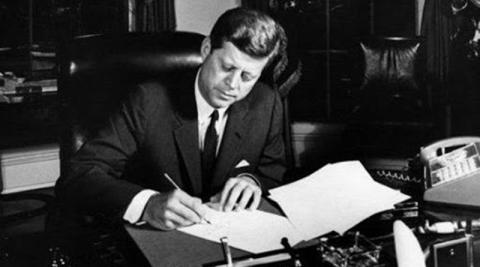 Kennedy firma la Orden Ejecutiva 3447 que oficializó el bloqueo a Cuba Kennedy firma la Orden Ejecutiva 3447 que oficializó el bloqueo a Cuba