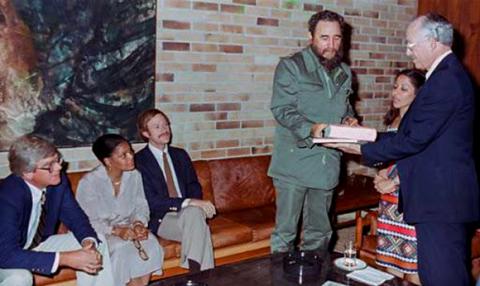 Encuentro de Fidel con el doctor estadounidense Randolph Lee Clark, en noviembre de 1980. Foto: Cortesía del CIGB. Encuentro de Fidel con el doctor estadounidense Randolph Lee Clark, en noviembre de 1980. Foto: Cortesía del CIGB.