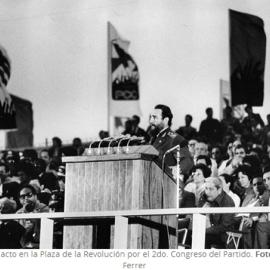 Fidel en el acto en la Plaza durante el ll Congreso