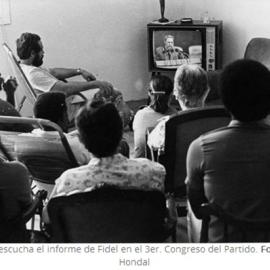 Pueblo escucha informe del lll Congreso