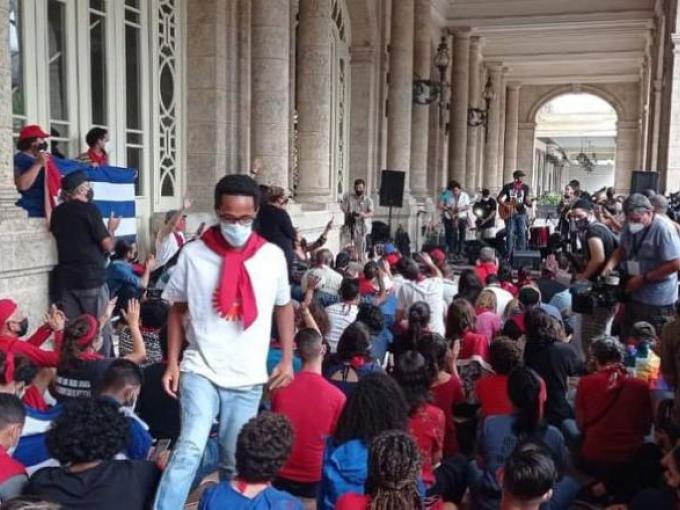 Jóvenes en la sentada de los pañuelos rojos en el Gran Teatro de La Habana Alicia Alonso