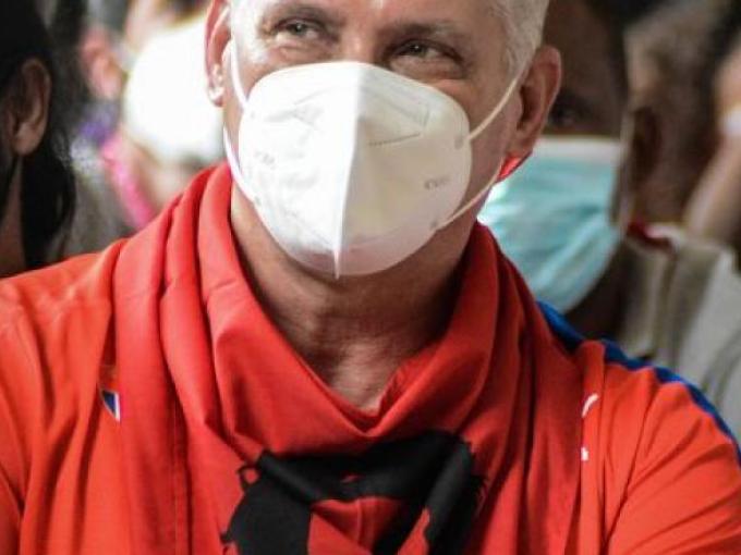 Miguel Díaz-Canel en la sentada de los pañuelos rojos en el Gran Teatro de La Habana Alicia Alonso
