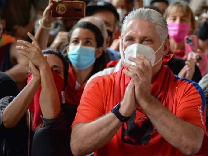 Miguel Díaz-Canel en la sentada de los pañuelos rojos en el Gran Teatro de La Habana Alicia Alonso