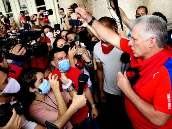 Miguel Díaz-Canel en la sentada de los pañuelos rojos en el Gran Teatro de La Habana Alicia Alonso