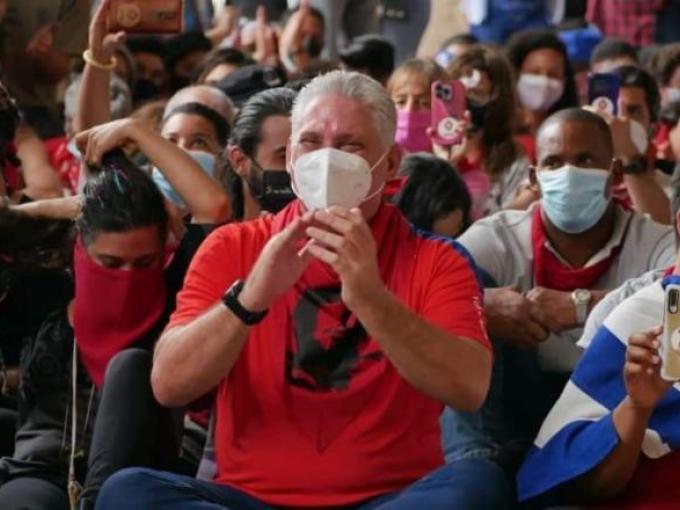 Miguel Díaz-Canel en la sentada de los pañuelos rojos en el Gran Teatro de La Habana Alicia Alonso