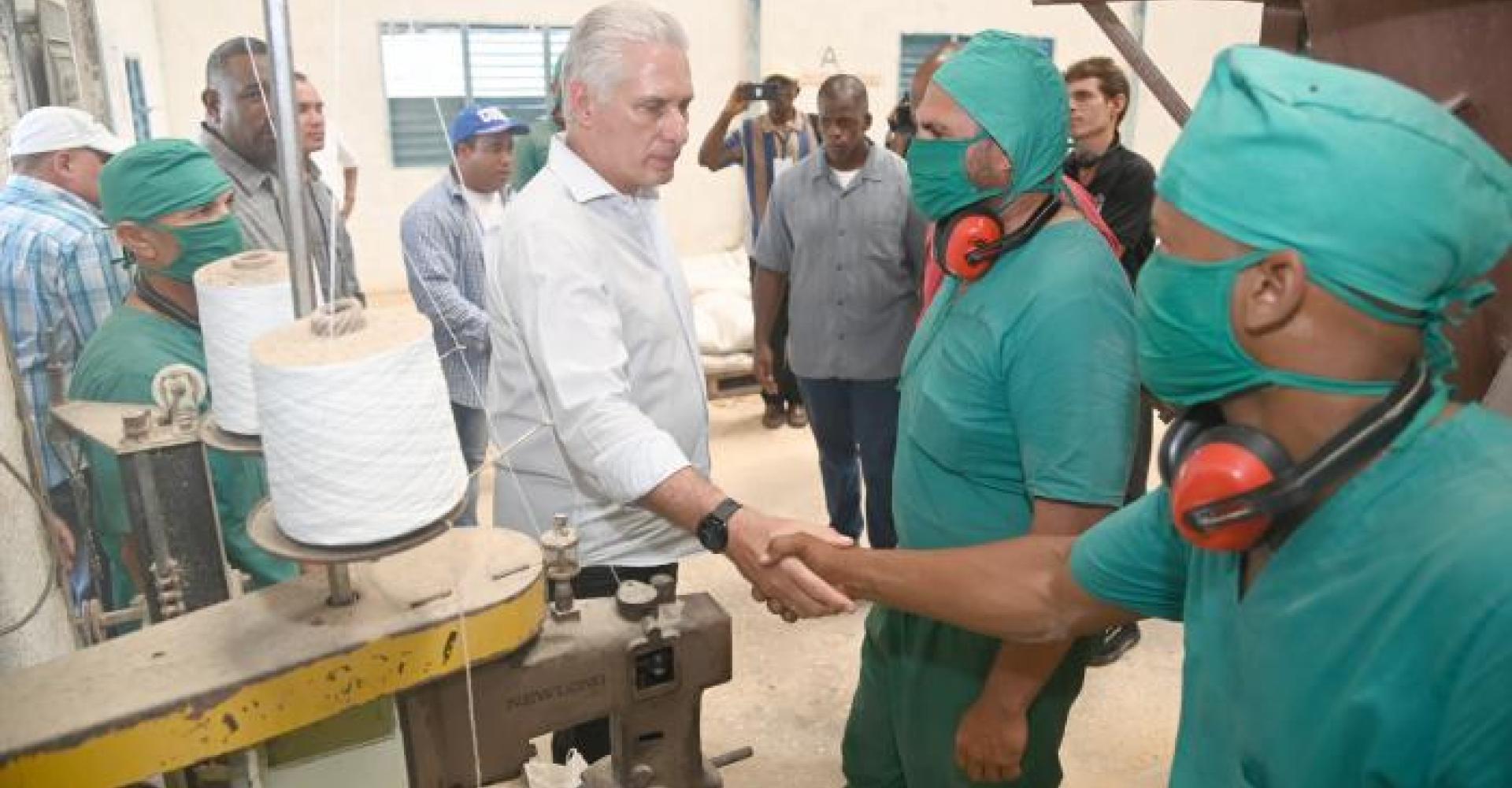 En los lugares visitados el Presidente exhortó a buscar soluciones desde la ciencia y la innovación. Foto: Estudios Revolución