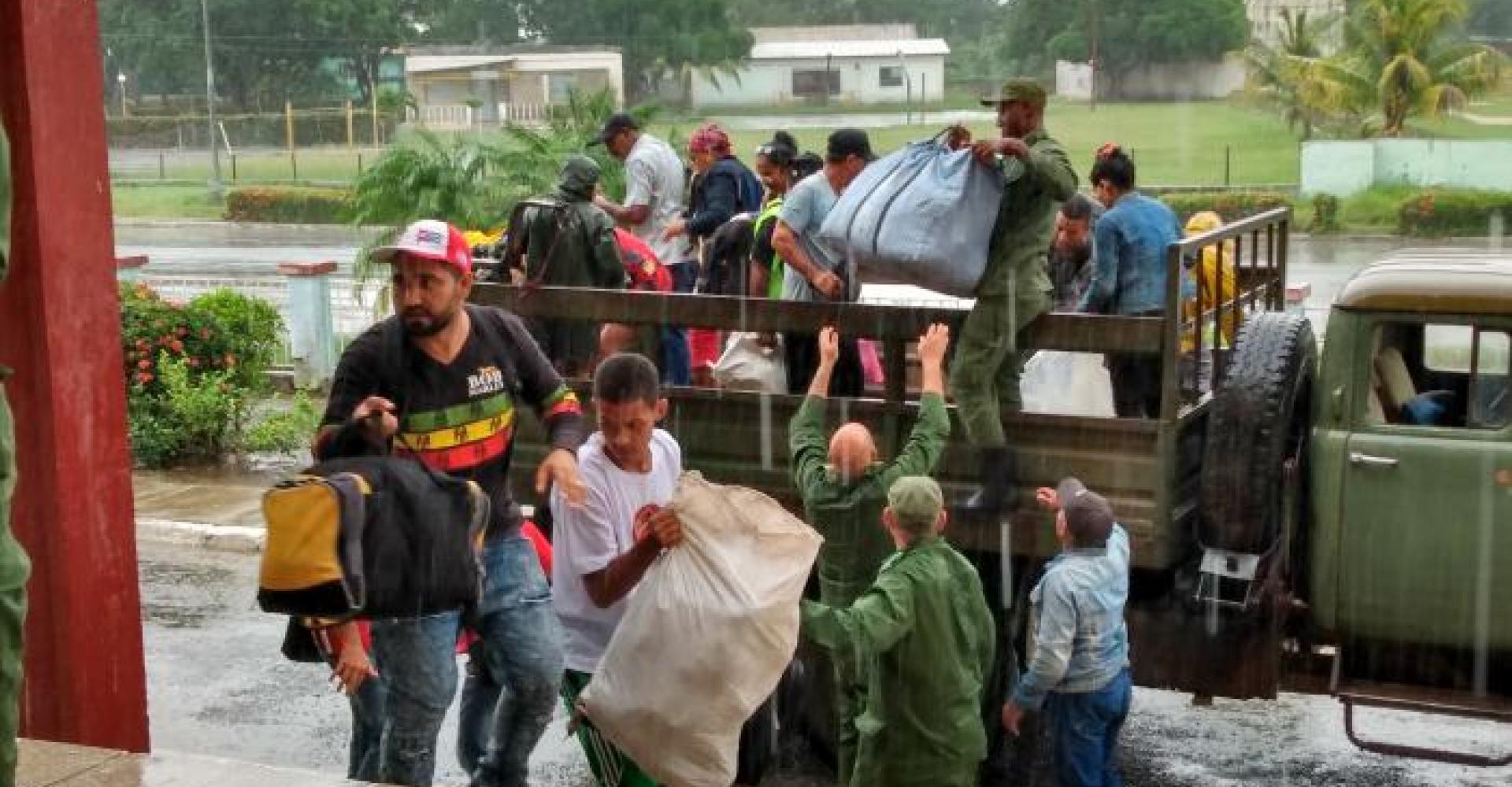 Bajo una lluvia persistente seguían llegando personas desde comunidades granmenses a los centros de evacuación de Las Tunas. Foto: Yenima Díaz Velázquez