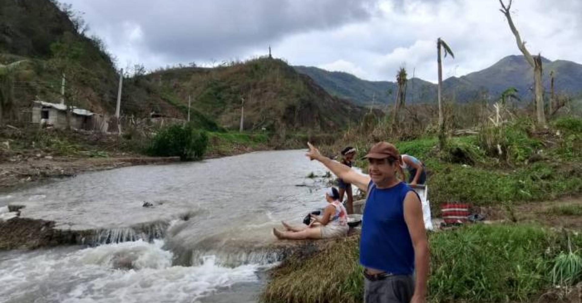 José indica que el Sensenerico provocó deslizamientos desde la loma donde está el monumento al Cimarrón. Foto: Luis Alberto Portuondo