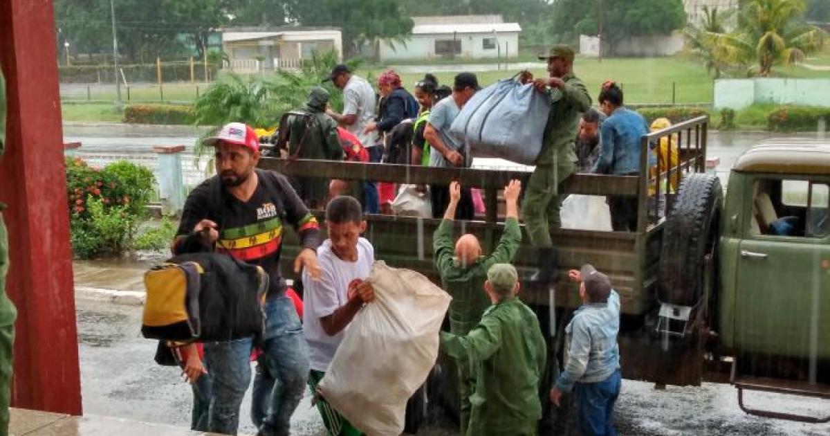 Bajo una lluvia persistente seguían llegando personas desde comunidades granmenses a los centros de evacuación de Las Tunas. Foto: Yenima Díaz Velázquez